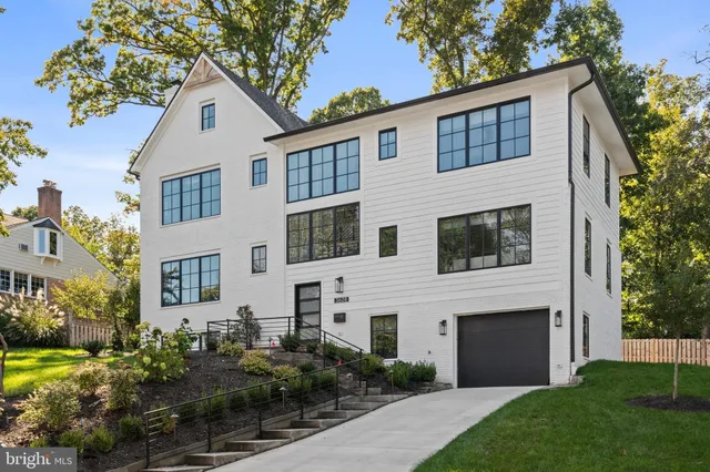a view of a yard in front of house