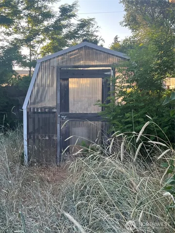 a view of a backyard