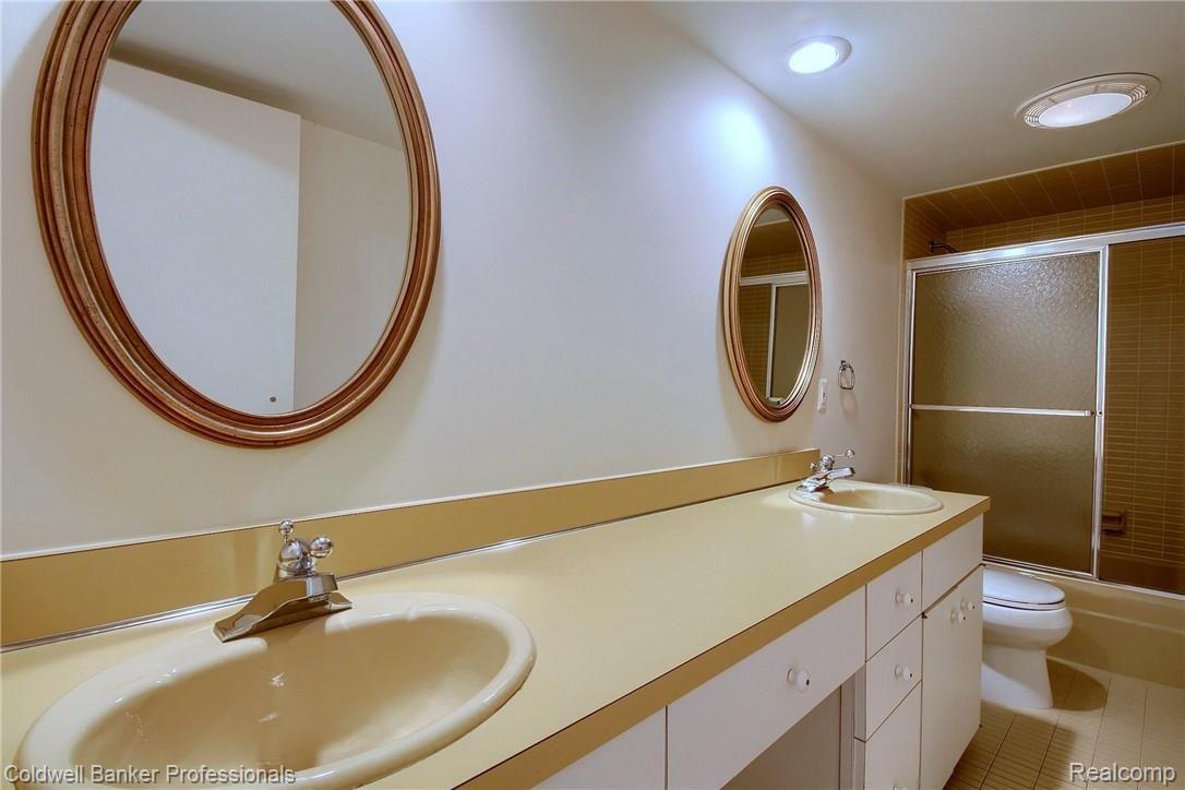 18878 Hannan Road New Boston, MI 48164 - Photo 28 of 42 028-2nd_Bathroom.jpg