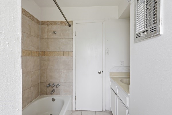 1655 Hawthorne Street Houston, TX 77006 - Photo 28 of 39 a bathroom with a shower and a bathtub