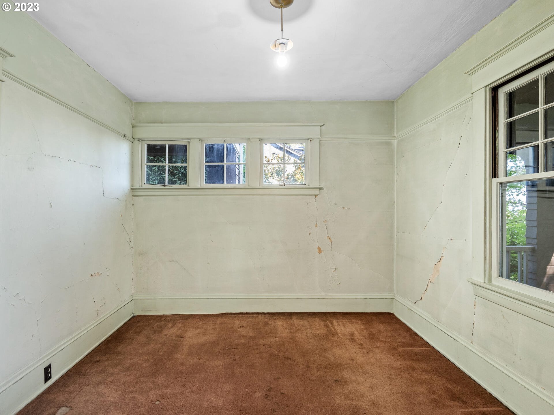 1442 Southwest Vista Avenue Portland, OR 97201 - Photo 36 of 46 an empty room with windows