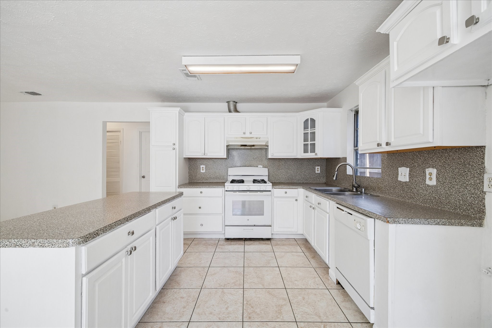 719 Midland Court Houston, TX 77060 - Photo 4 of 14