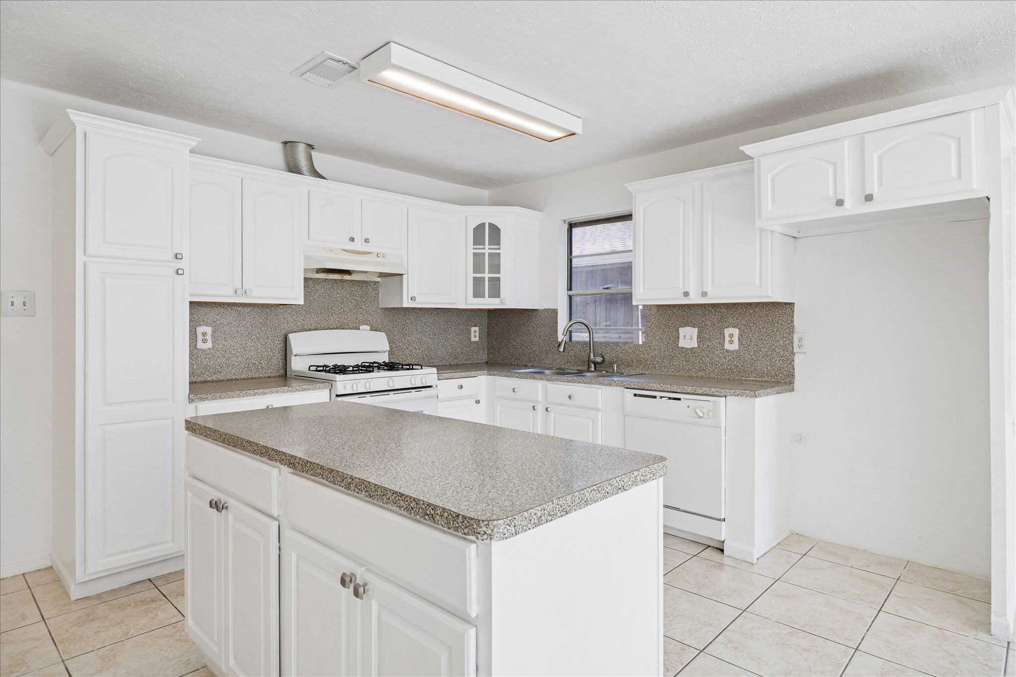 719 Midland Court Houston, TX 77060 - Photo 5 of 14