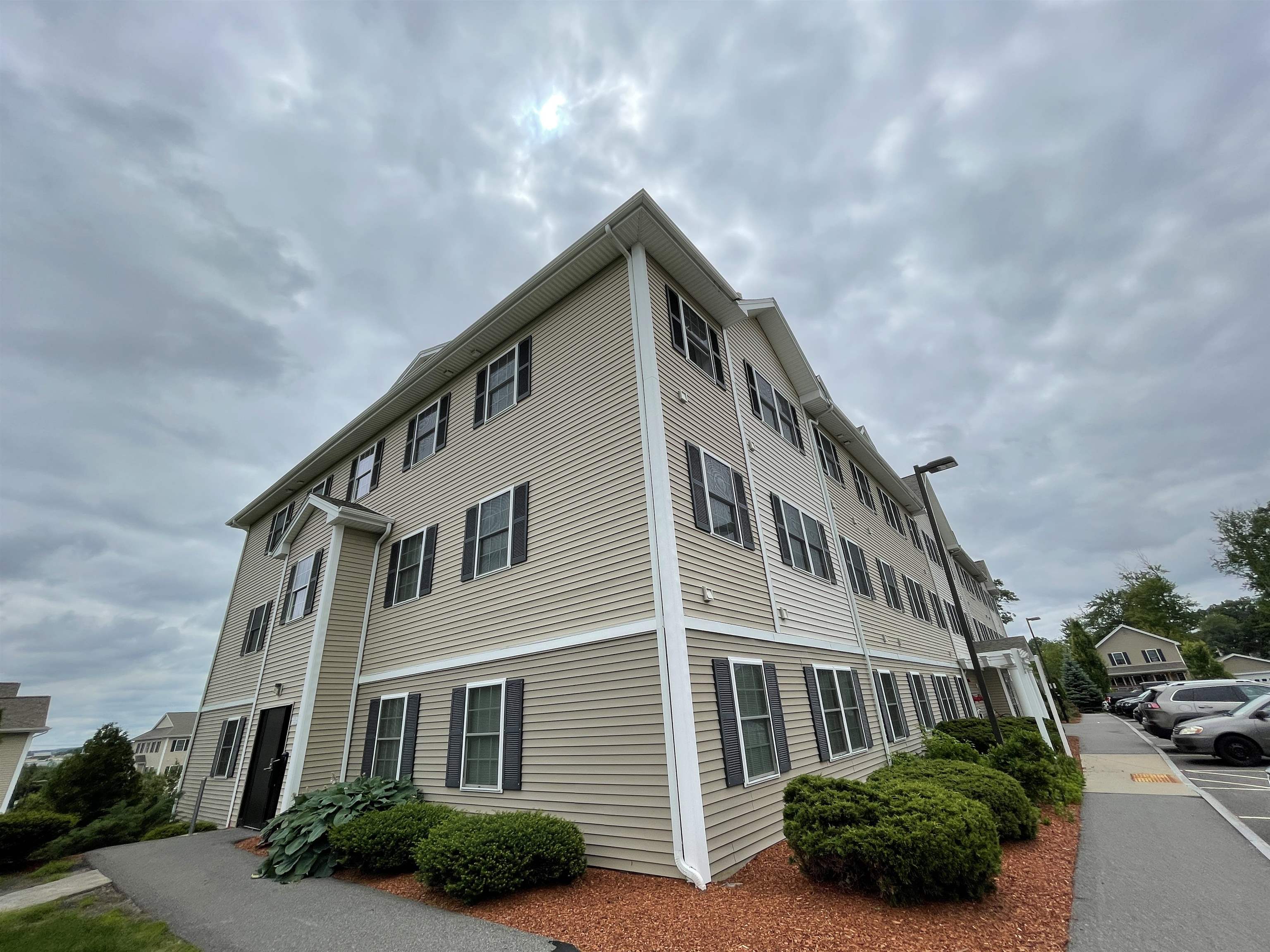 20 Sentinel Court, Unit 104 Manchester, NH 03103 - Photo 2 of 40