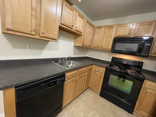 $1,775 | 20 Sentinel Court, Unit 104, Manchester, NH 03103