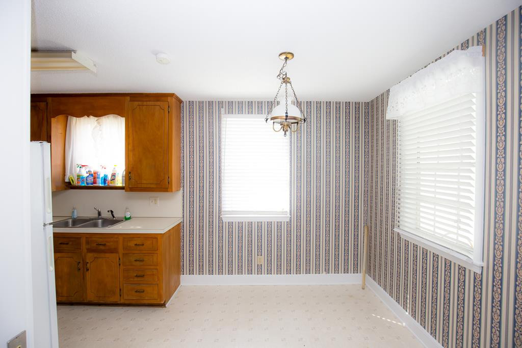 499 Pine Street Bamberg, SC 29003 - Photo 18 of 28 a view of a room and window