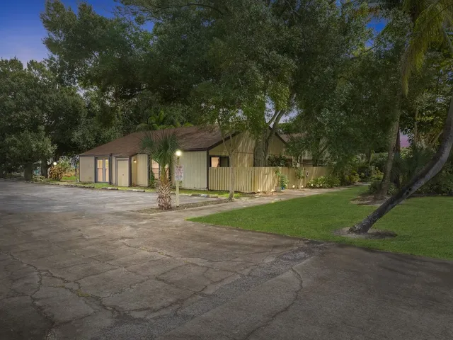 $180,000 | 1404 39th Avenue, Unit I2, Vero Beach, FL 32960