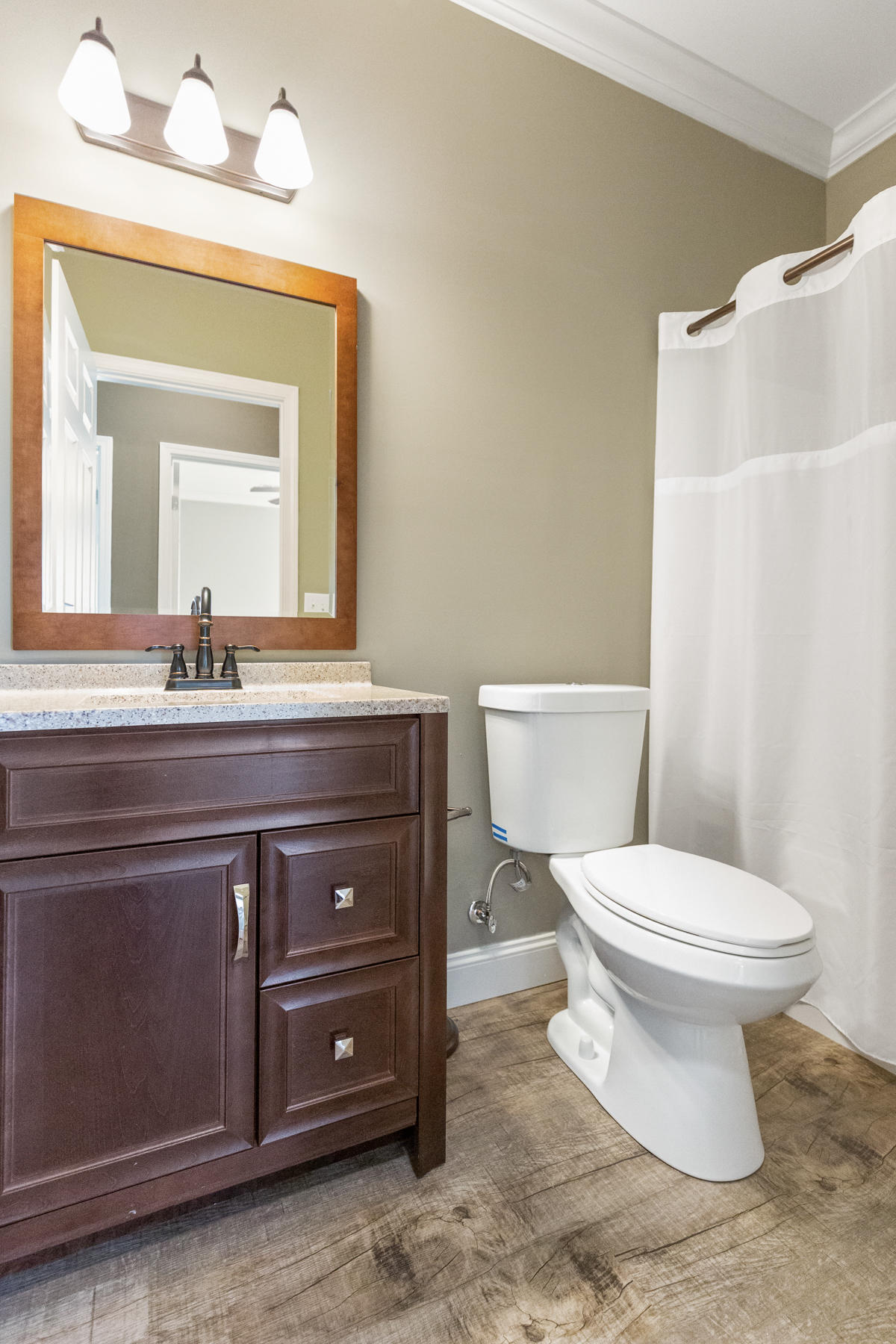 534 Isbill Road Chattanooga, TN 37419 - Photo 17 of 26 Shared Bathroom