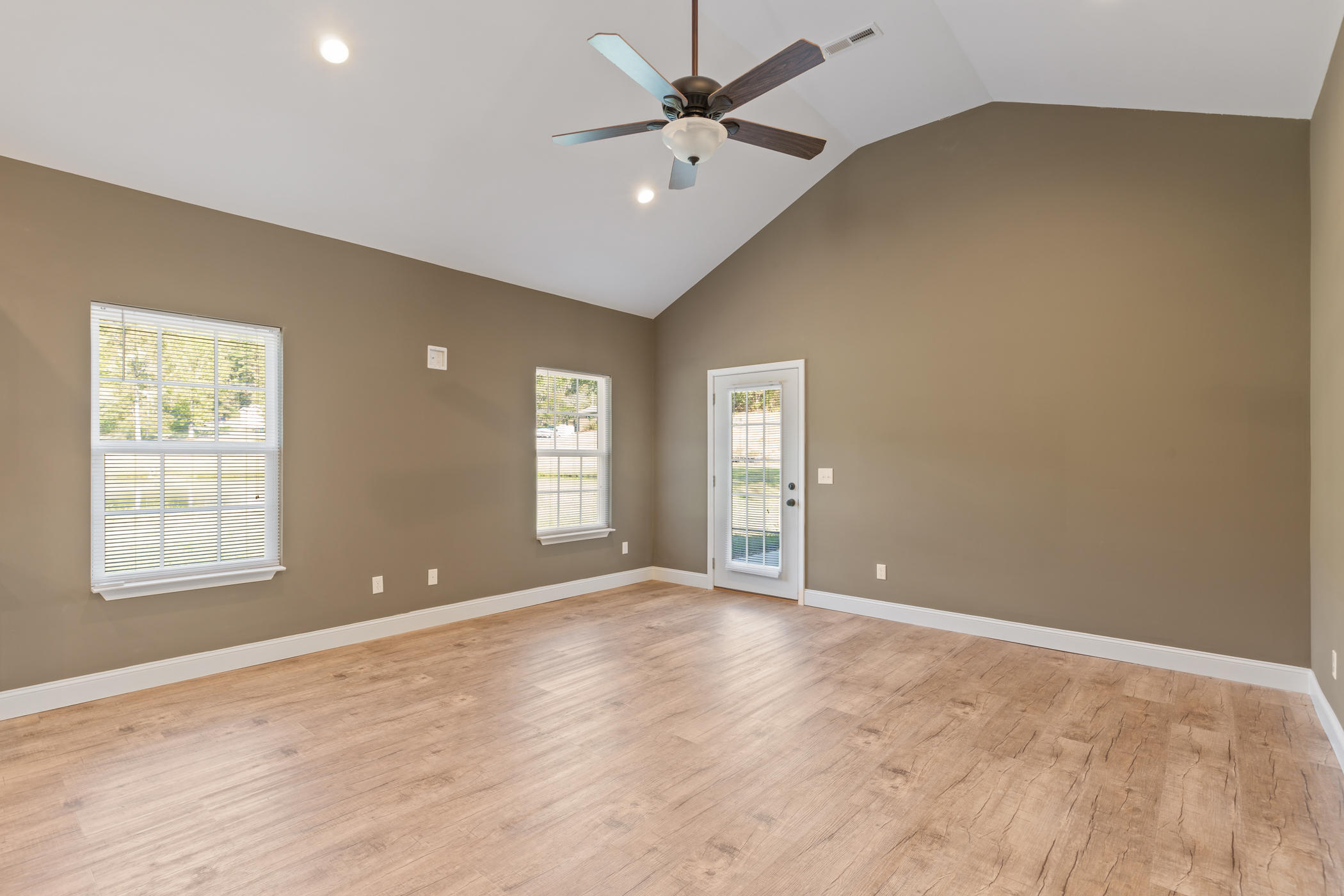 534 Isbill Road Chattanooga, TN 37419 - Photo 10 of 26 Open Concept living area