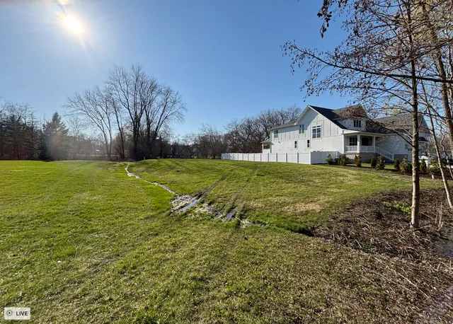 a view of a back yard