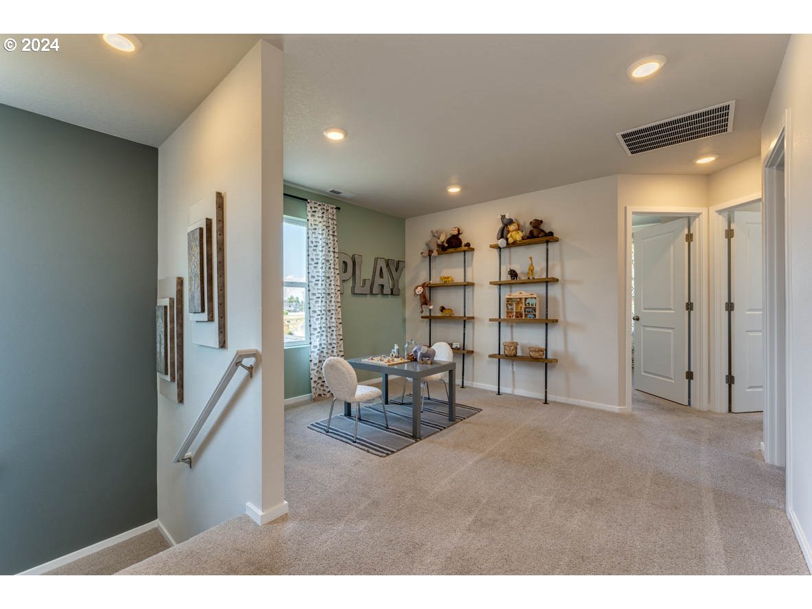 2990 U Street Springfield, OR 97477 - Photo 25 of 36 a living room with furniture