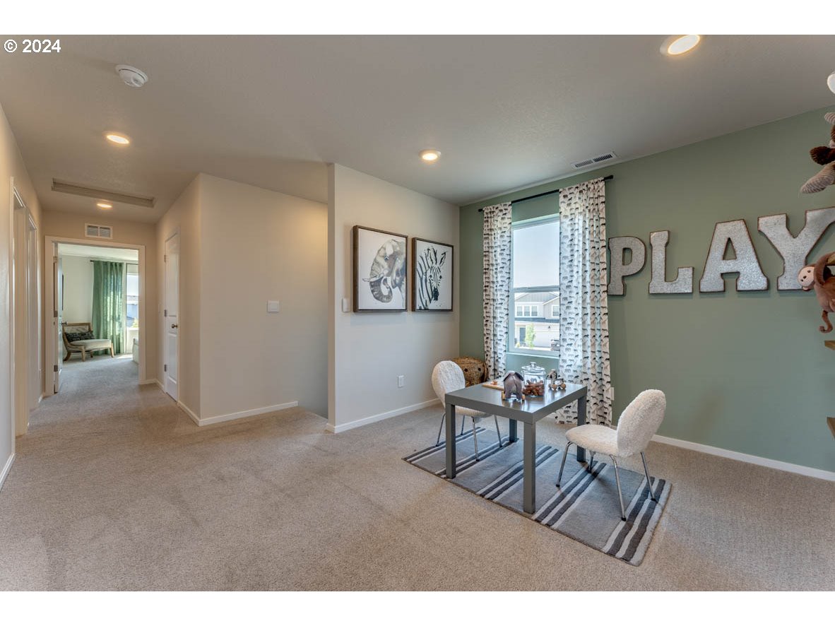 2990 U Street Springfield, OR 97477 - Photo 26 of 36 a workspace with furniture and window