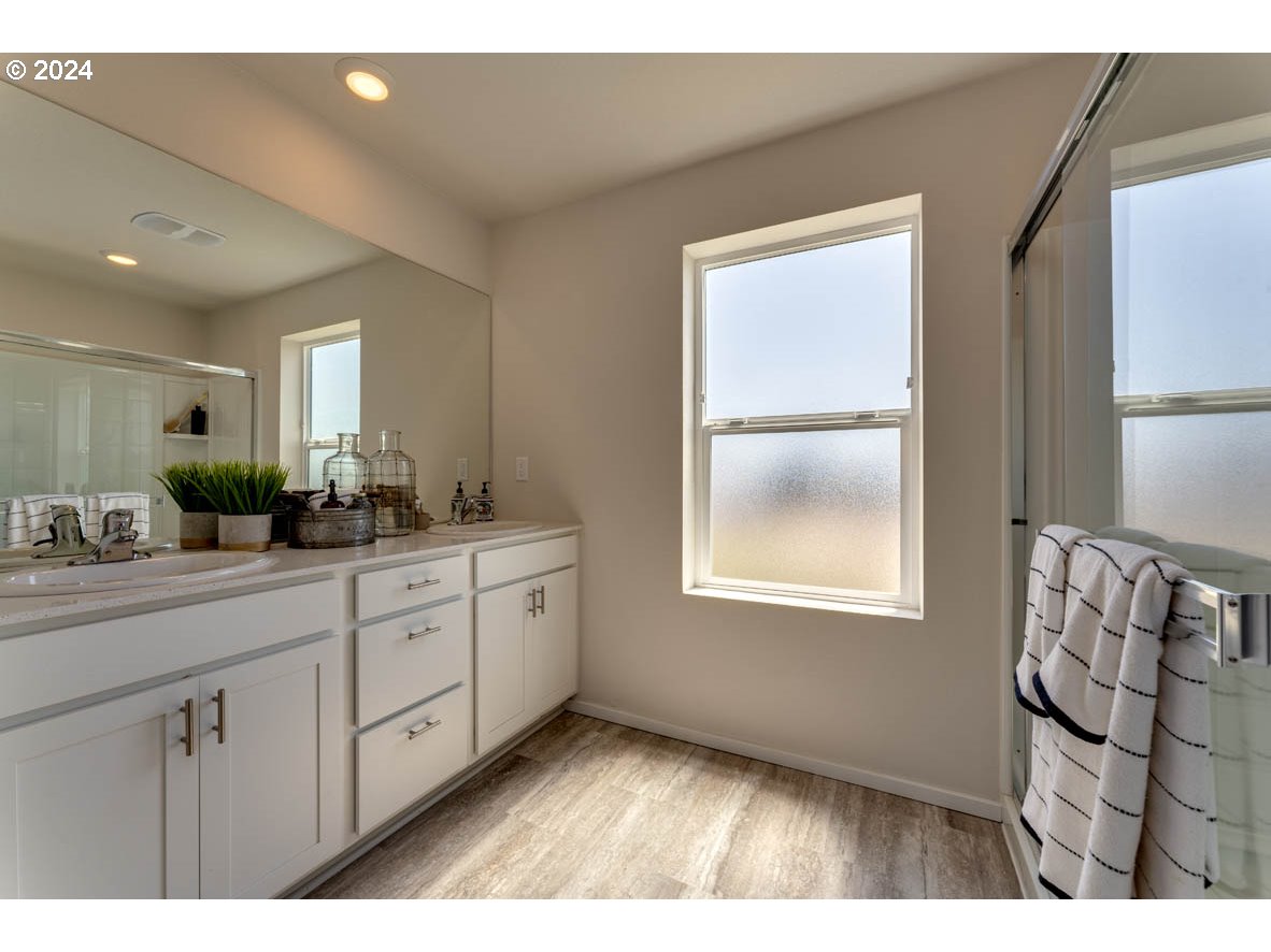 2990 U Street Springfield, OR 97477 - Photo 35 of 36 a bathroom with a sink window and mirror