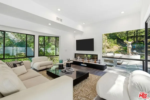 $15,000 | 2350 Benedict Canyon Drive, Beverly Hills, CA 90210