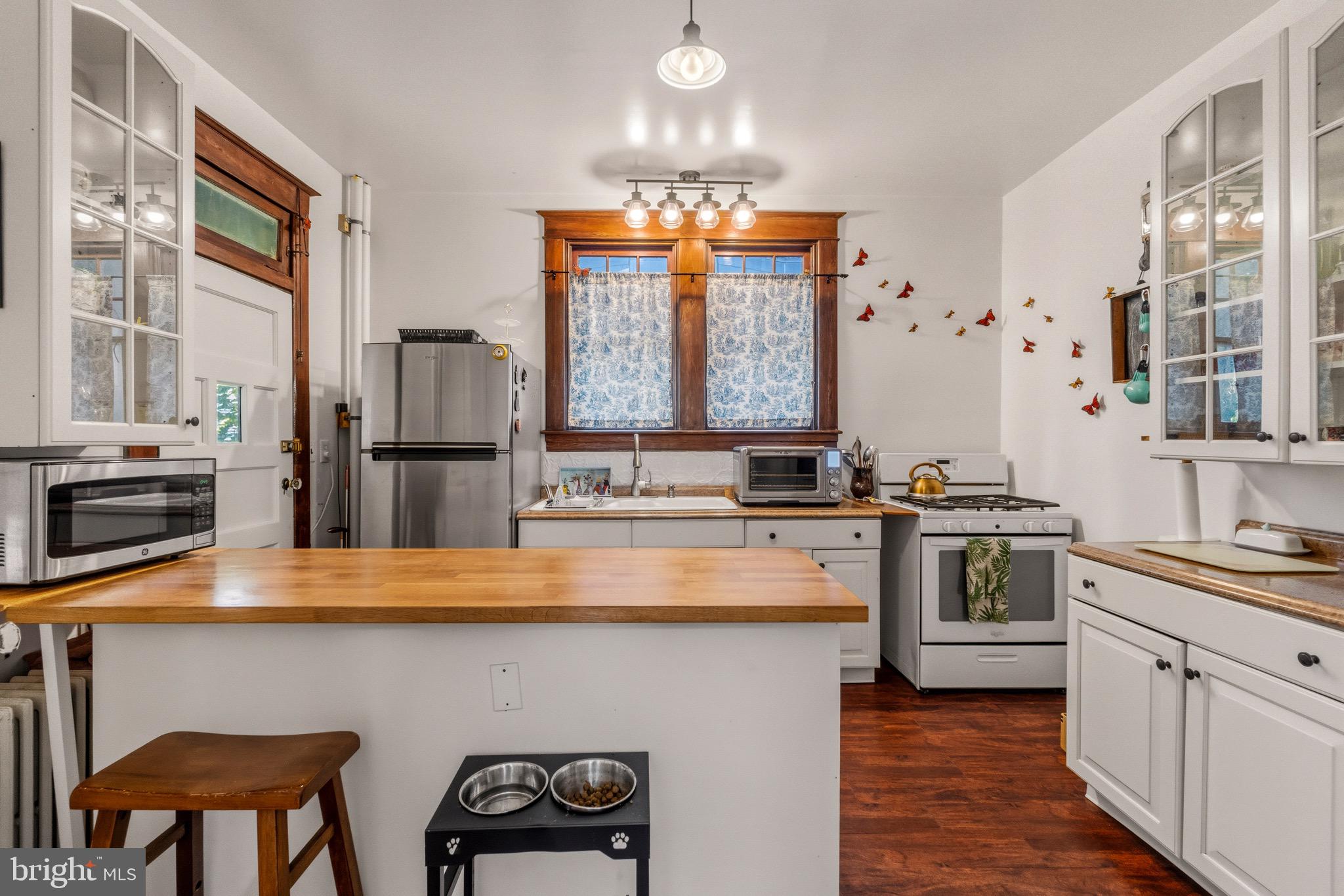 210 Mallow Hill Road Baltimore, MD 21229 - Photo 17 of 43 Kitchen with peninsula