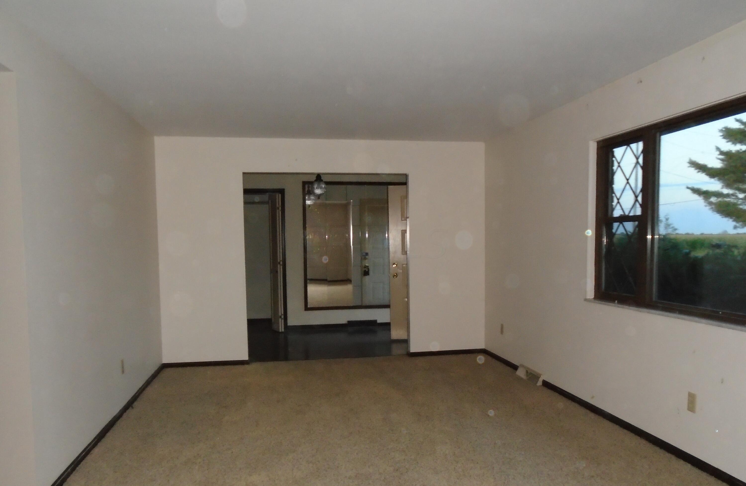 12705 Commercial Point Road Ashville, OH 43103 - Photo 6 of 28 Living room