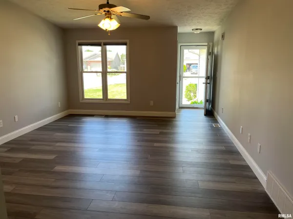 $2,400 | 1704 Tern Place, Springfield, IL 62711