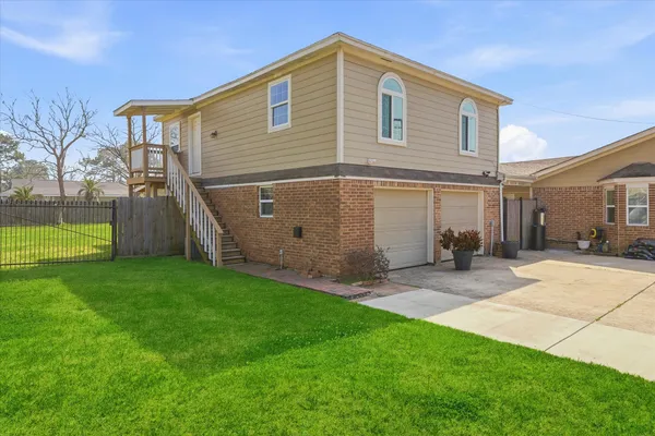 $1,200 | 8902 1/2 Courtney Drive, Highlands, TX 77562