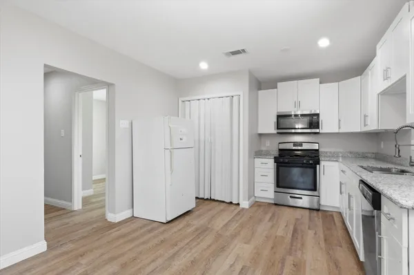 $1,200 | 8902 1/2 Courtney Drive, Highlands, TX 77562