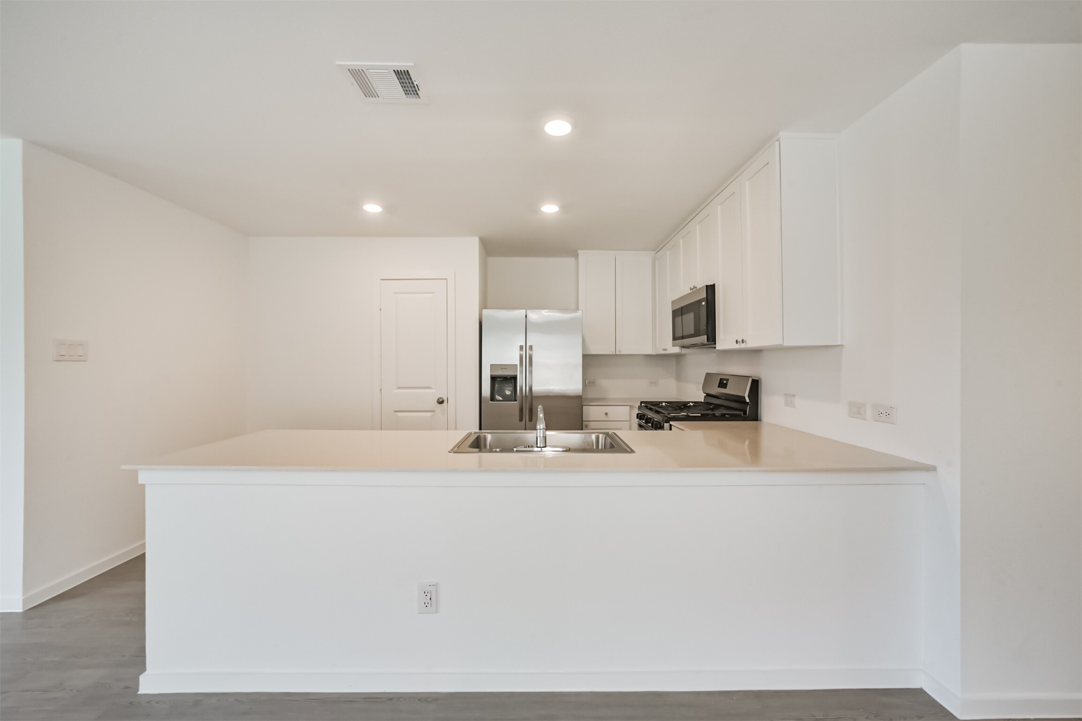 648 Burlina Road La Marque, TX 77568 - Photo 10 of 31 Bar stool/Counter space