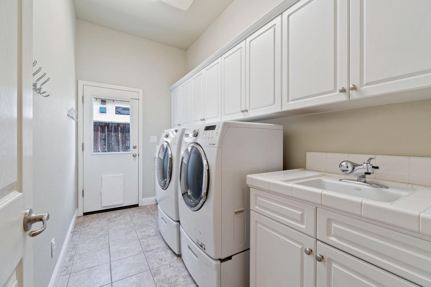 1847 Megan Avenue Clovis, CA 93619 - Photo 23 of 40 a utility room with dryer and washer