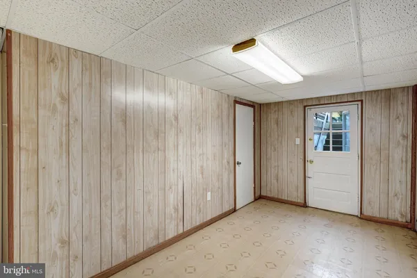 a view of a livingroom with an entryway
