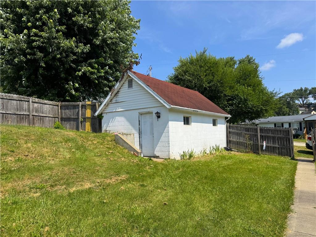 1076-1078 Addison Street Washington, PA 15301 - Photo 4 of 50 a view of a house with a yard