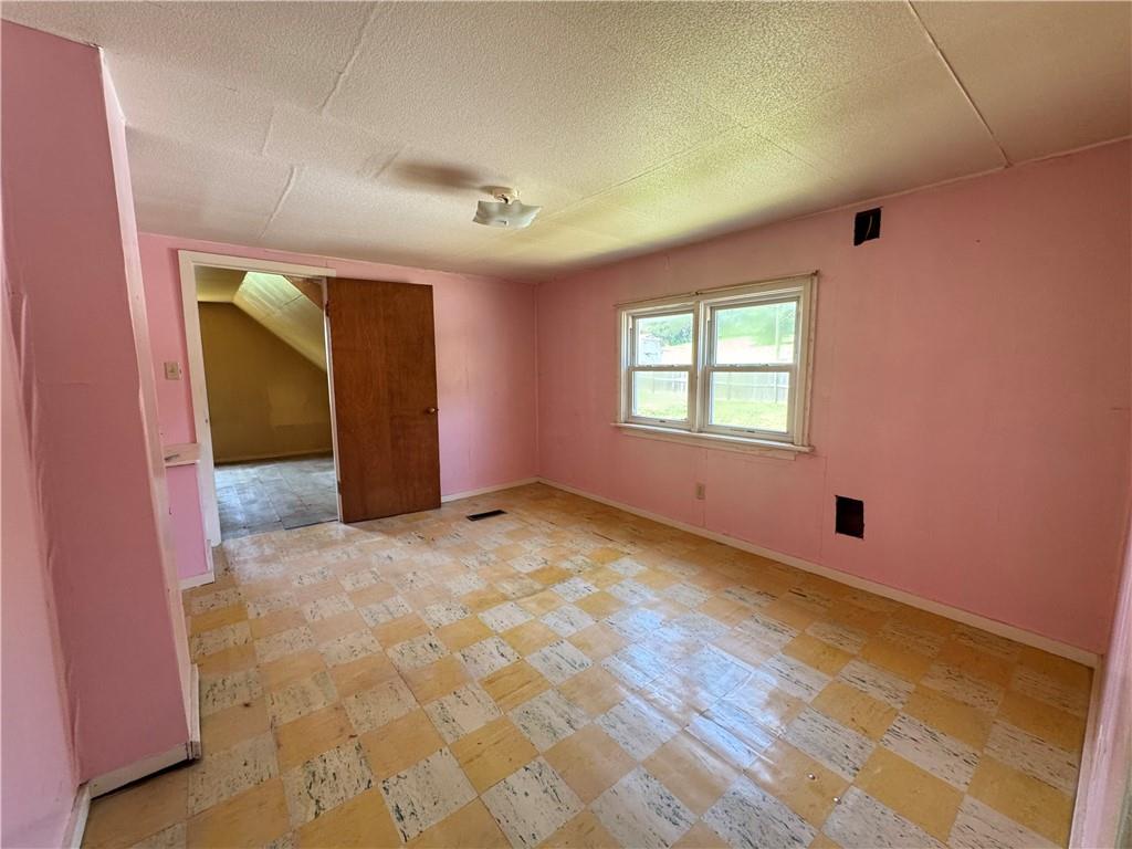 1076-1078 Addison Street Washington, PA 15301 - Photo 47 of 50 an empty room with windows