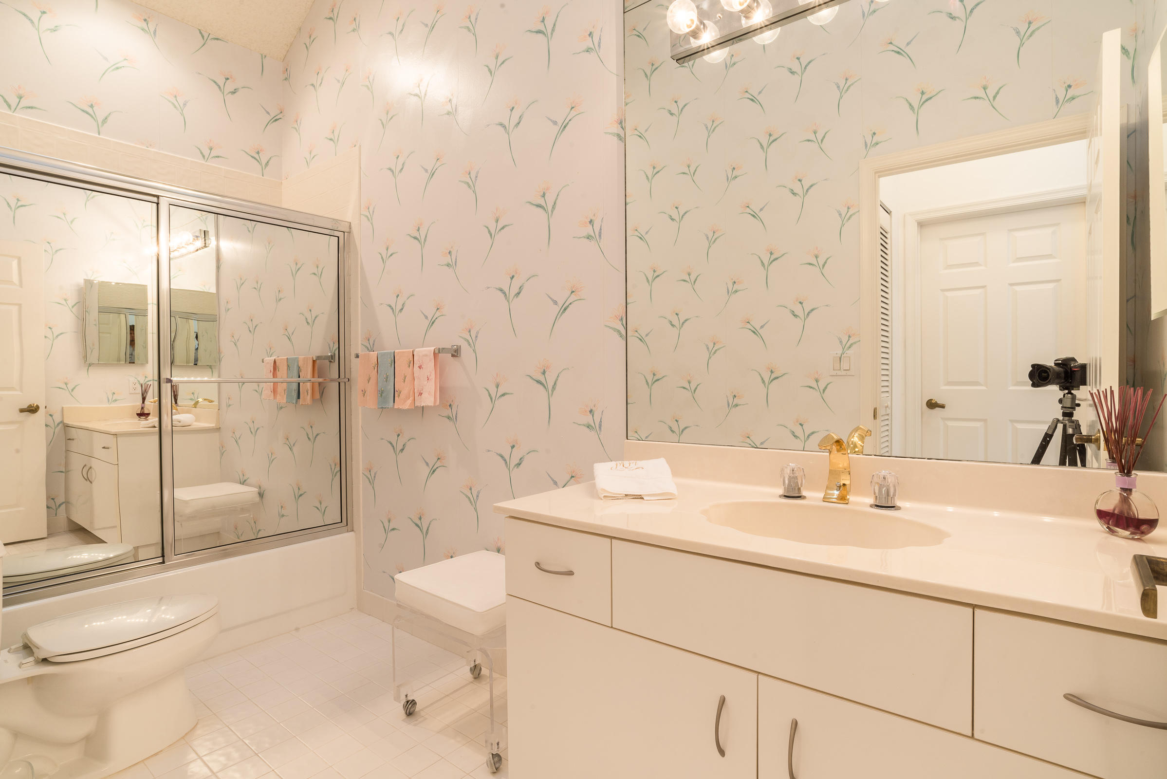 20052 Waters Edge Lane Boca Raton, FL 33434 - Photo 16 of 35 2nd bathroom