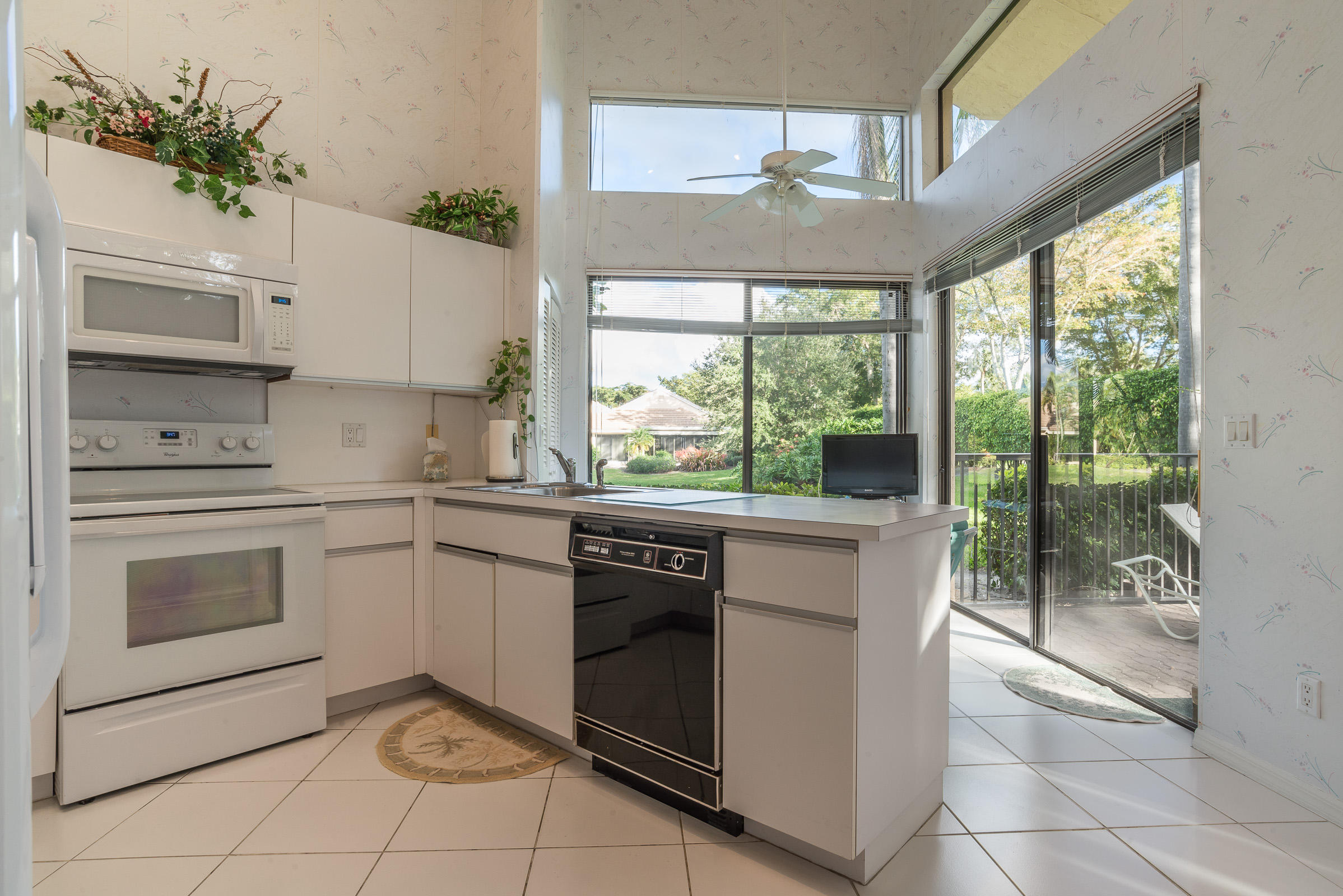 20052 Waters Edge Lane Boca Raton, FL 33434 - Photo 8 of 35 kitchen