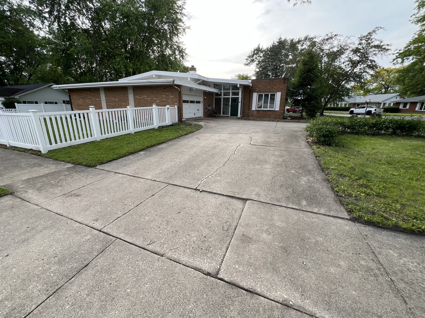 616 Seneca Drive Aurora, IL 60506 - Photo 4 of 36 a view of a house with a yard