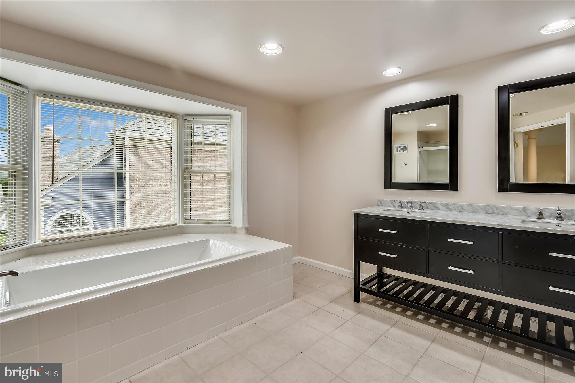 9715 Middleton Ridge Road Vienna, VA 22182 - Photo 17 of 29 a spacious bathroom with a bathtub and a sink