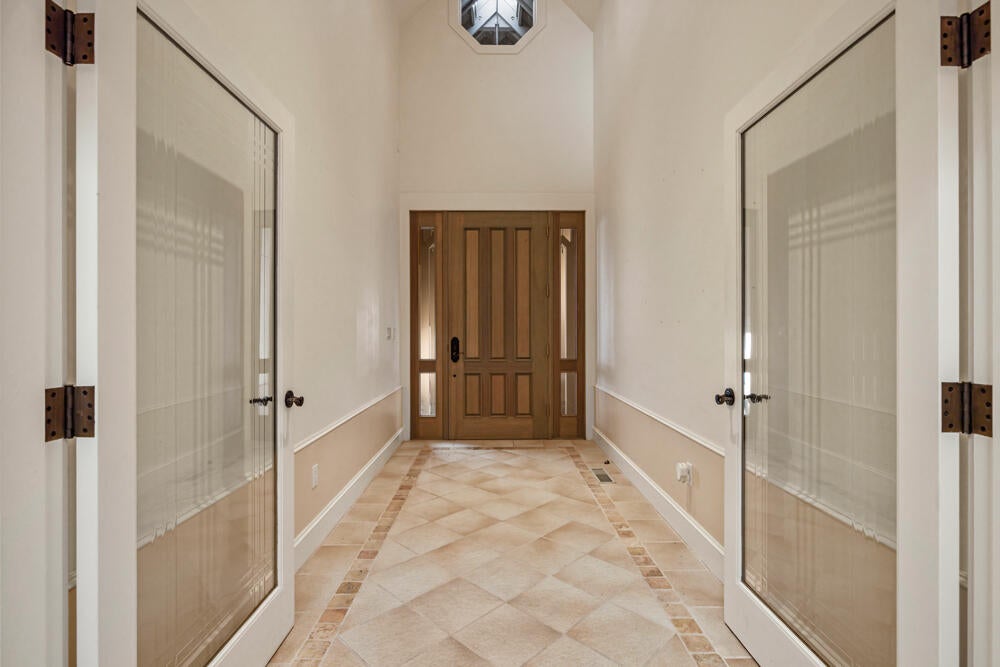 11944 Kestrel Road Klamath Falls, OR 97601 - Photo 8 of 121 Tile Entry