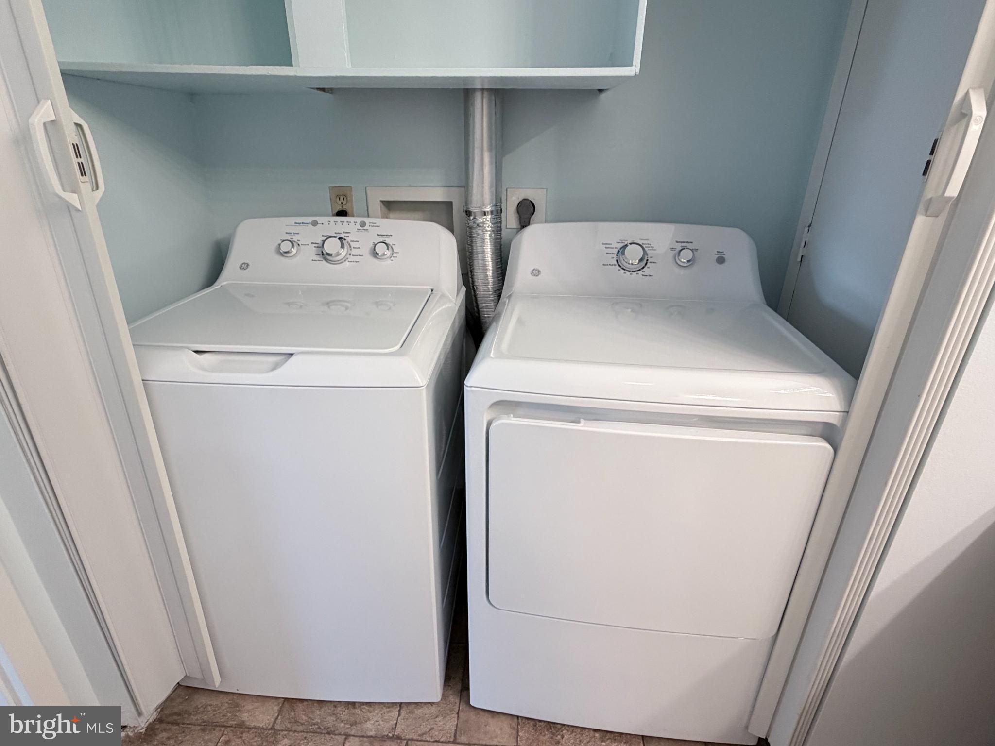 5823 S Royal Ridge Drive Springfield, VA 22152 - Photo 19 of 30 a utility room with dryer and washer