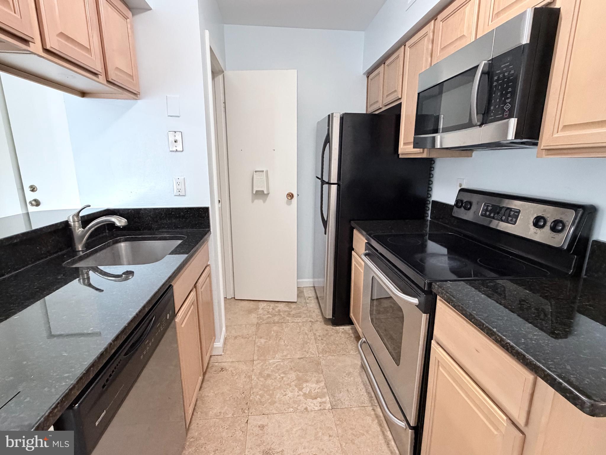 5823 S Royal Ridge Drive Springfield, VA 22152 - Photo 7 of 30 a kitchen with a sink stove and refrigerator