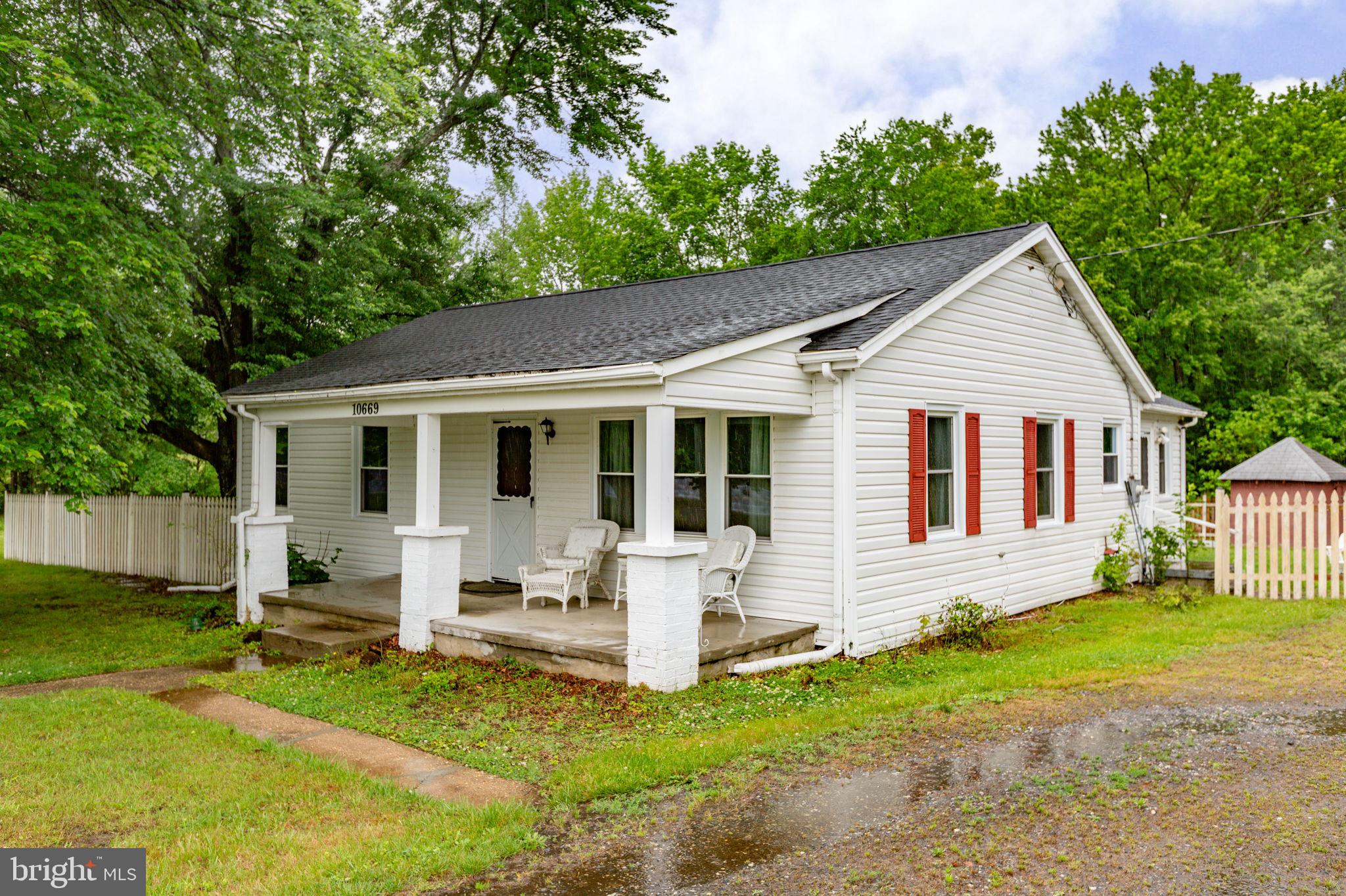 10669 Post Oak Road Spotsylvania, VA 22551 - Photo 2 of 27 Rambler home with vinyl siding