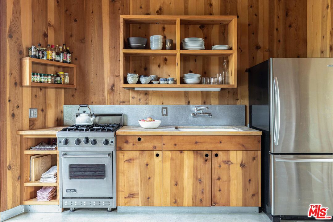 12789 Sailor Flat Road Nevada City, CA 95959 - Photo 20 of 42 a kitchen with a stove and a refrigerator