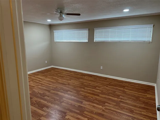 en empty room with wooden floor