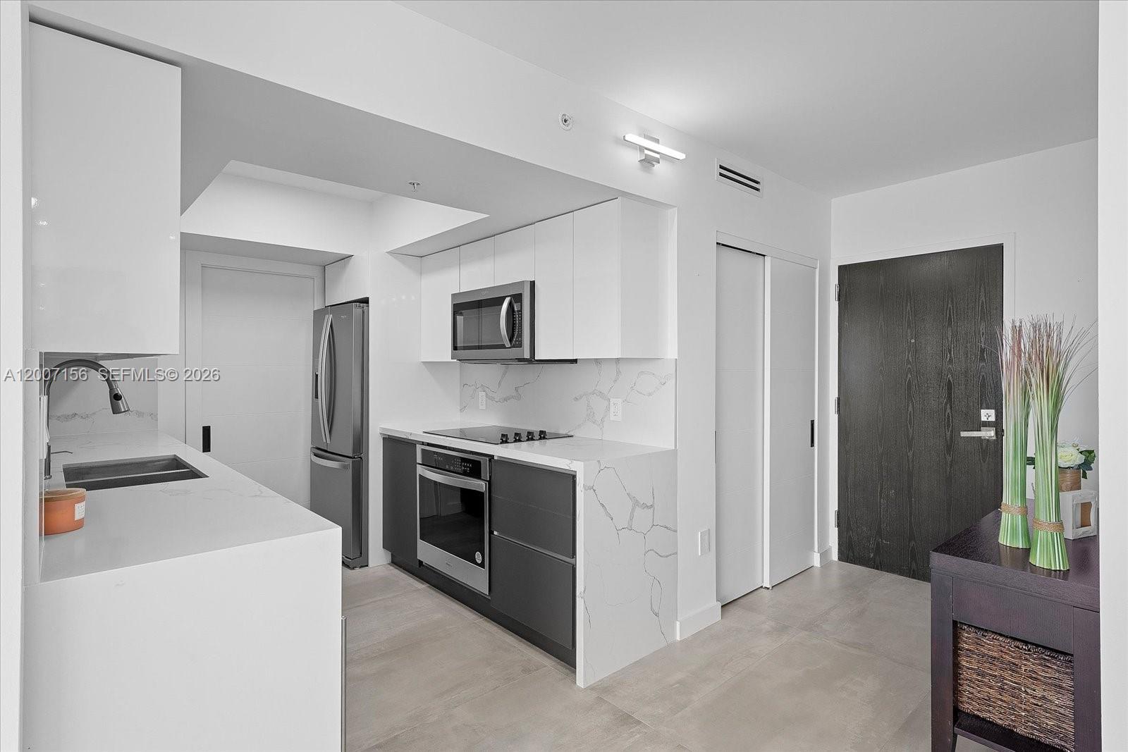 90 Alton Road, Unit 2505 Miami Beach, FL 33139 - Photo 6 of 18