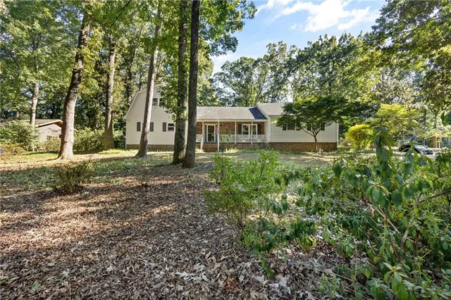 a view of a house with a yard