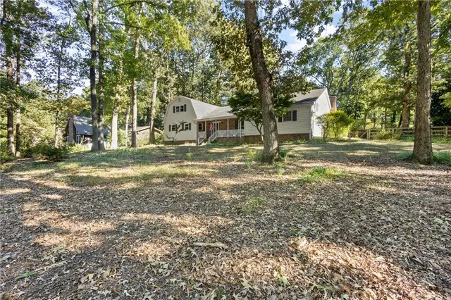 a view of a yard with a tree