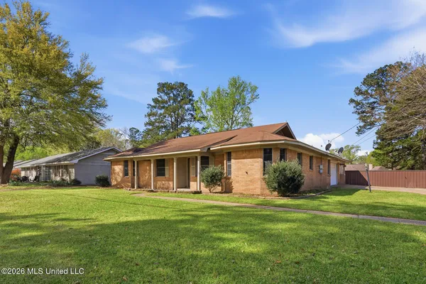 $250,000 | 221 Belaire Drive, Pearl, MS 39208