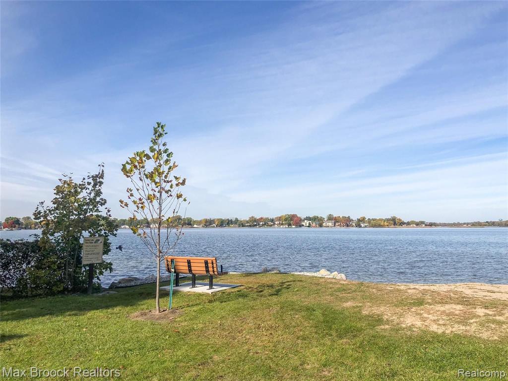 1709 Inverness Street Sylvan Lake, MI 48320 - Photo 28 of 33