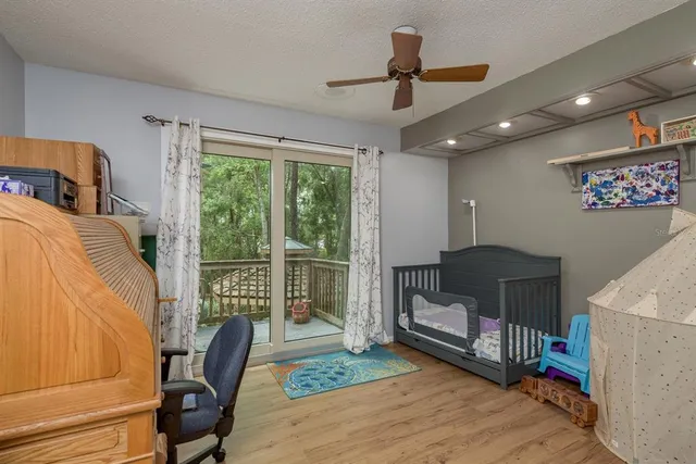 a view of a back yard