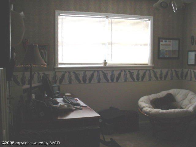 6303 Gainsborough Road Amarillo, TX 79106 - Photo 11 of 12 a bathroom with a sink and bathtub
