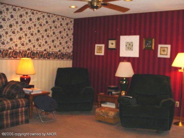 6303 Gainsborough Road Amarillo, TX 79106 - Photo 4 of 12 a living room with furniture and a lamp