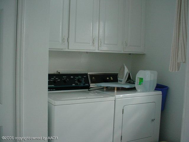 6303 Gainsborough Road Amarillo, TX 79106 - Photo 6 of 12 a utility room with dryer and washer
