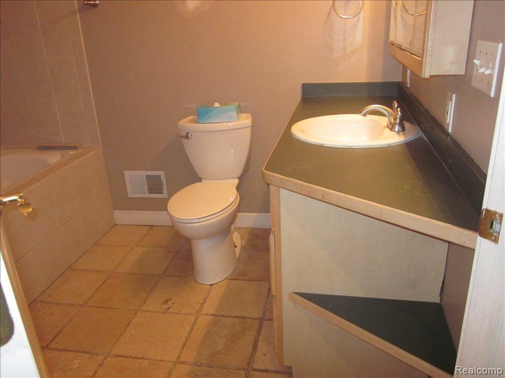 1895 June Avenue Rochester, MI 48309 - Photo 11 of 15 bathroom