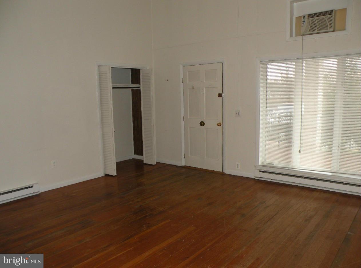 15 Royal Street Southwest, Unit 4 Leesburg, VA 20175 - Photo 2 of 6 Living Room