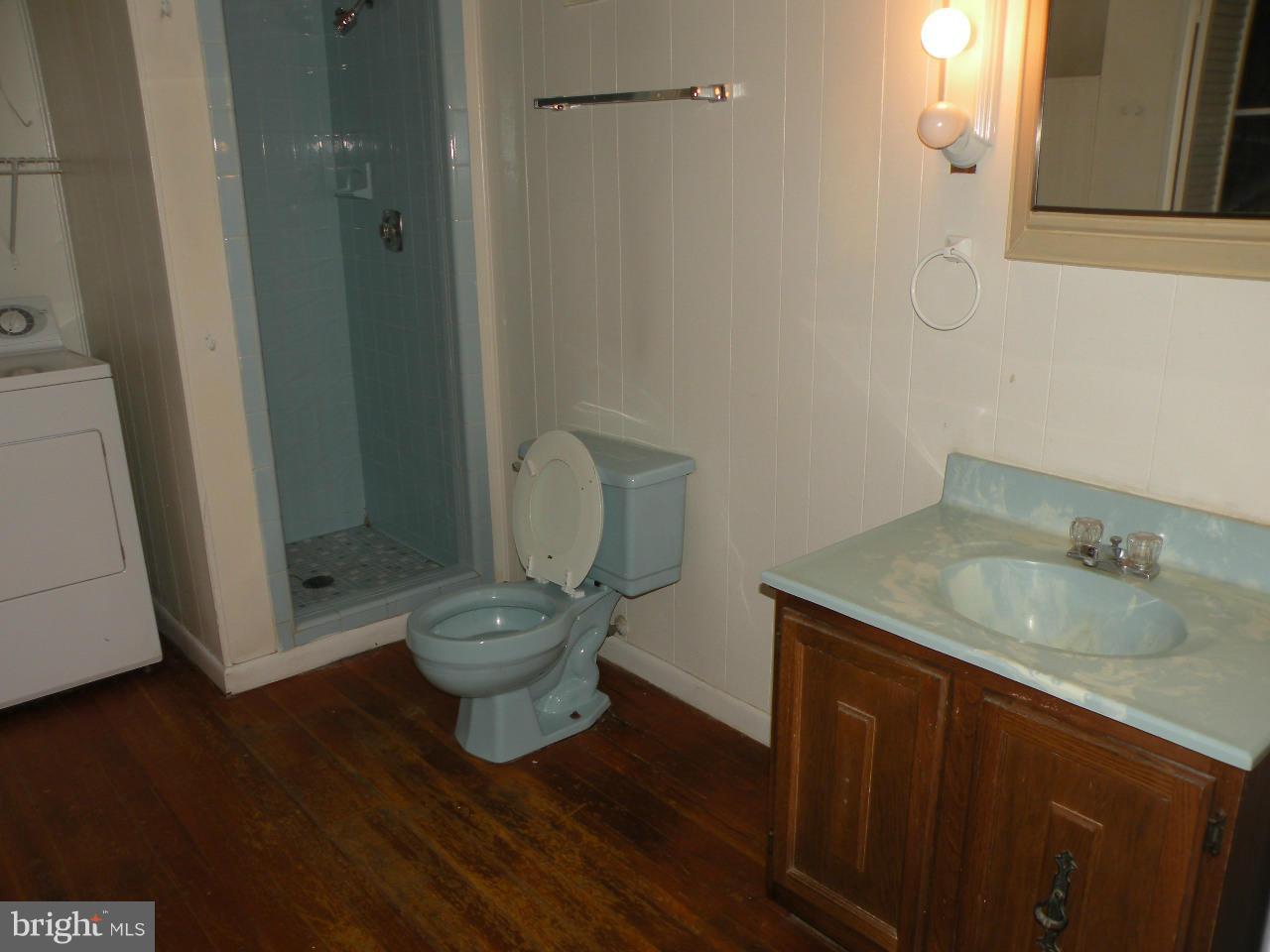 15 Royal Street Southwest, Unit 4 Leesburg, VA 20175 - Photo 5 of 6 Bath